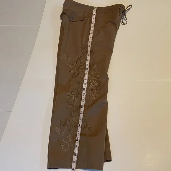 Floral Embroidered Capri - Picture 3 of 7